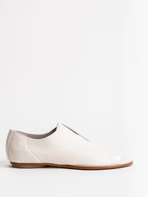 flo flat - greige crinkle patent